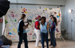 Curta mostra o impacto da arte na relação entre educadores e pessoas com deficiência intelectual e TEA