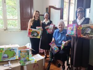 Rodonaves doa brinquedos à Creche das Irmãs Franciscanas por meio do Fundo Social