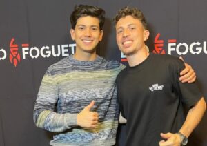 Vitor Cazati entrevista Léo Foguete em Praia Grande e destaca nova promessa da música brasileira