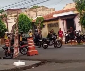 Motociclista agride agente de trânsito e é preso