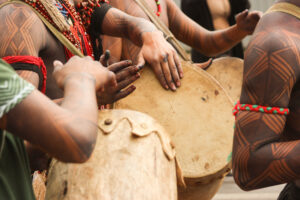Exposição gratuita destaca culturas indígenas em Ribeirão