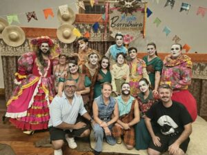 Espetáculo “A Gata Borralheira – Uma Farsa Mineira” foi apresentado em Cravinhos