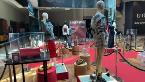 RibeirãoShopping apresenta exposição inspirada no filme “O Diabo Veste Prada 2”