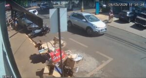 VÍDEO – Uno faz ‘strike’ e atinge carro que derruba moto