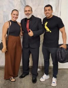 Ganhadora de Sorteio Tribuna prestigia peça e encontra ator em Ribeirão