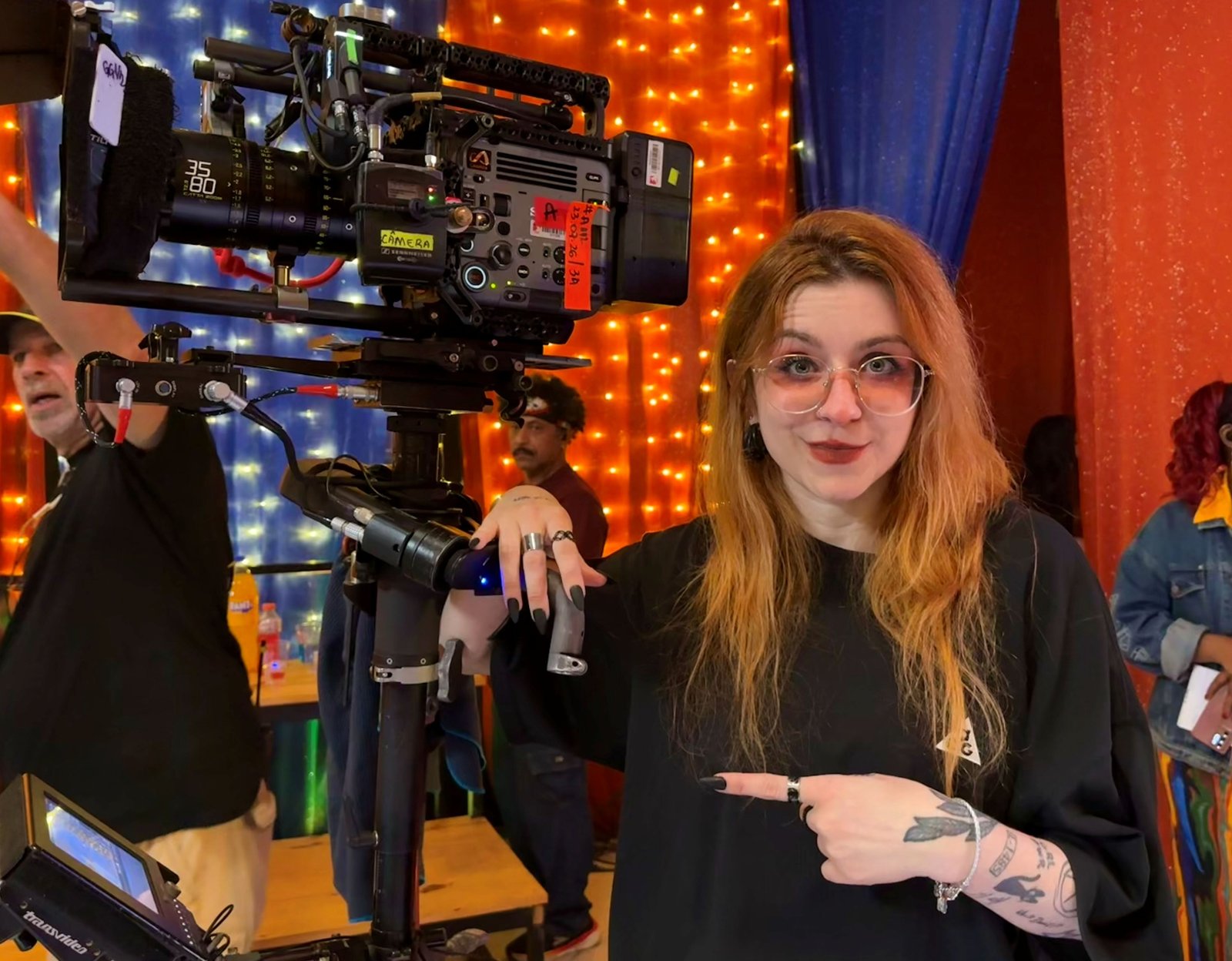 Babi Dewet visita os bastidores da nova série Sábado à Noite